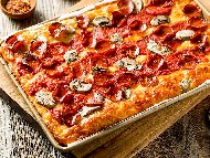 Рецепта Американска пица със салам пеперони, моцарела и пармезан